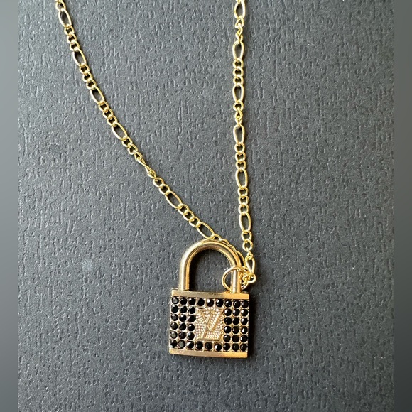 Vintage LV locker Charm with black diamonds and Necklace! - Picture 10 of 11